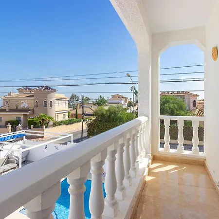 Hébergement de vacances Beautiful In With Outdoor Swimming Pool *